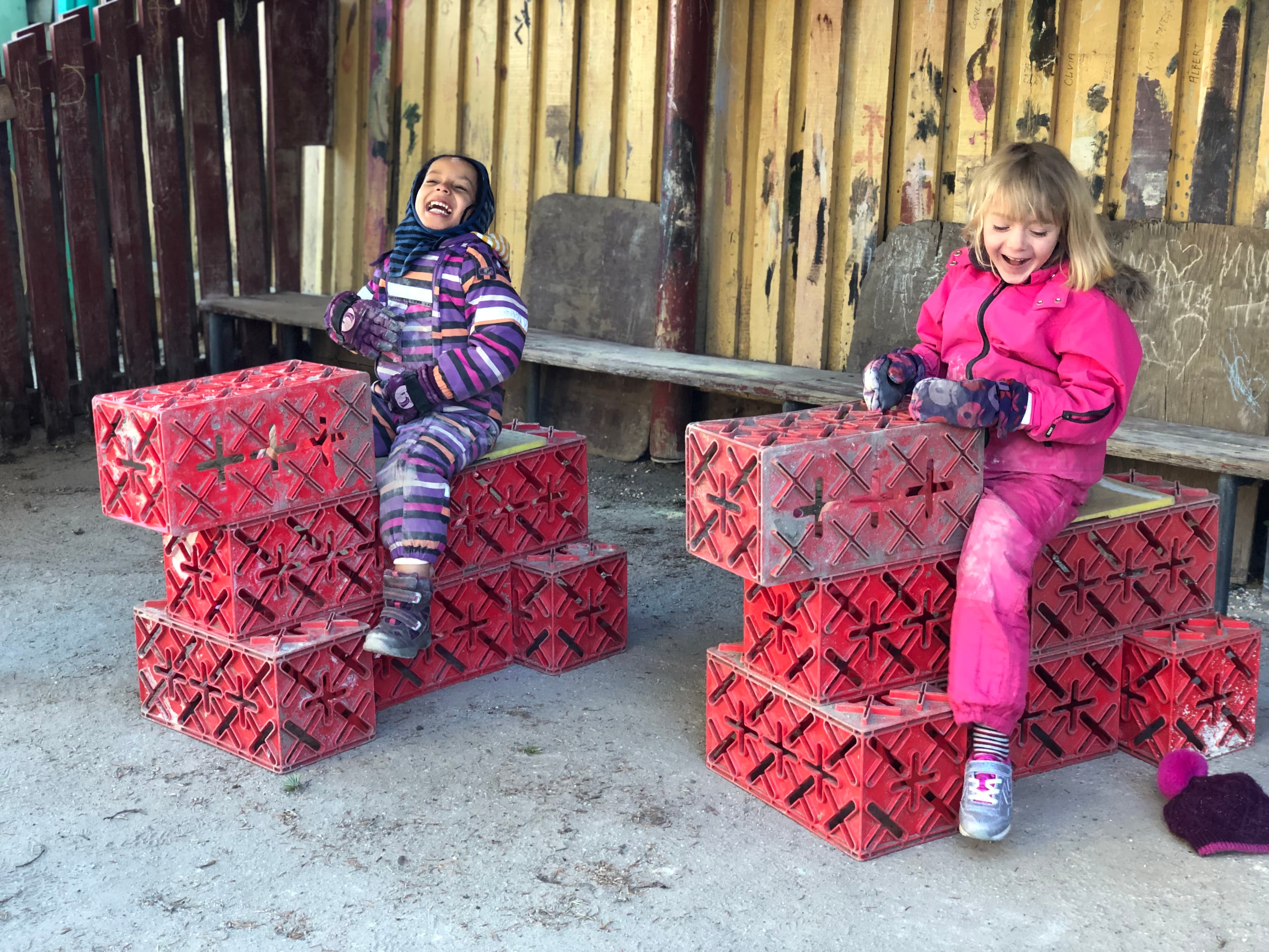 Dzieci budujące dużą konstrukcję z X Blocks w sali edukacyjnej